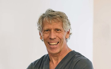 Gerry Thyne ORAL SURGEON (1)